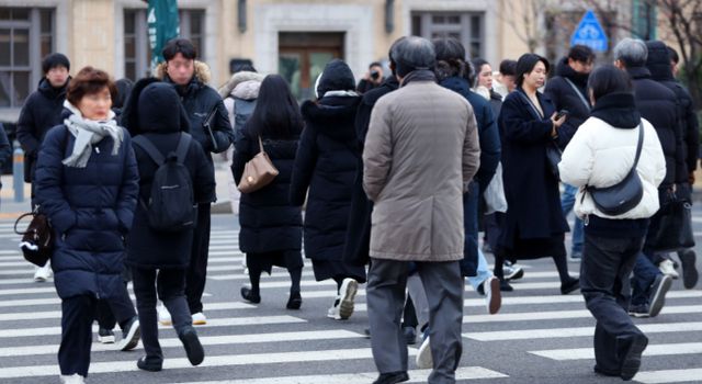 26일 날씨가 주목된다. 사진은 서울 종로구 광화문네거리에서 이동하는 시민. /사진=뉴시스