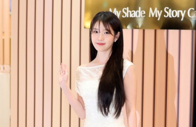 아이유가 소외계층 등을 지원하기 위해 총 5억원을 기부했다. 사진은 지난 8월 서울 롯데월드타워에서 열린 행사에 참석한 아이유. /사진=스타뉴스