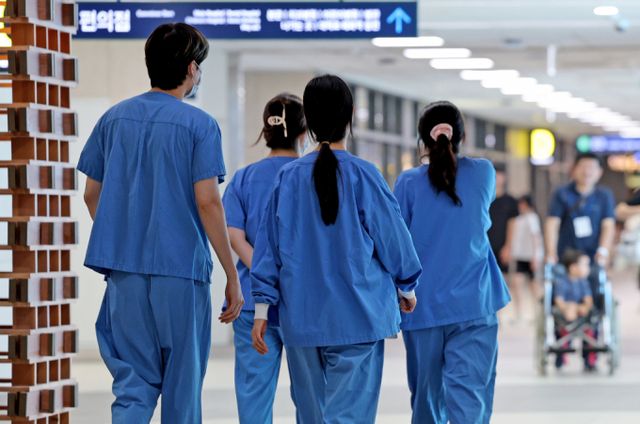 서울시가 의료 공백 수숩을 위해 재난관리기금을 활용한다. 사진은 지난 7월 서울 종로구 서울대병원에서 이동하는 의료진. /사진=뉴스1