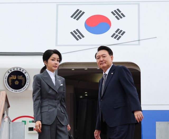 윤석열 대통령 부부가 지난 24일 성탄 예배를 드린 것으로 전해졌다. 사진은 지난 10월6일 성남 서울공항에서 공군 1호기에 탑승하는 윤 대통령(오른쪽)과 부인 김건희 여사. /사진=뉴시스