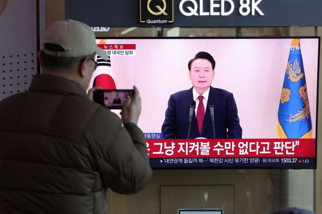 윤석열 대통령이 25일 오전 10시 비상계엄 사태 관련 2차 출석 요구에 불응했다. 사진은 지난 12일 윤 대통령의 대국민 담화를 시청하는 시민. /사진=뉴스1