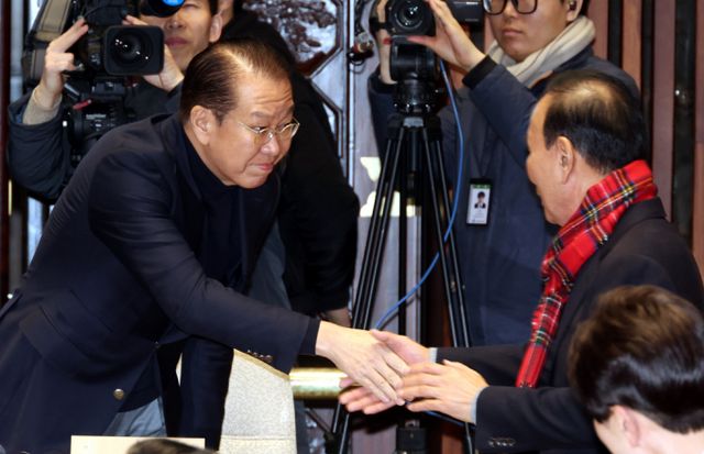 국민의힘 비대위원장에 지명된 권영세 의원이 24일 오전 서울 여의도 국회에서 열린 의원총회에서 박덕흠(오른쪽) 의원과 악수를 하고 있다. /사진=뉴시스