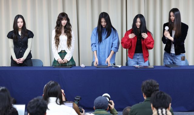 걸그룹 뉴진스가 25일 CBS라디오 '김현정의 뉴스쇼'에 출연했다. 사진은 지난달 긴급 기자회견을 진행한 뉴진스. /사진=뉴스1(공동취재)