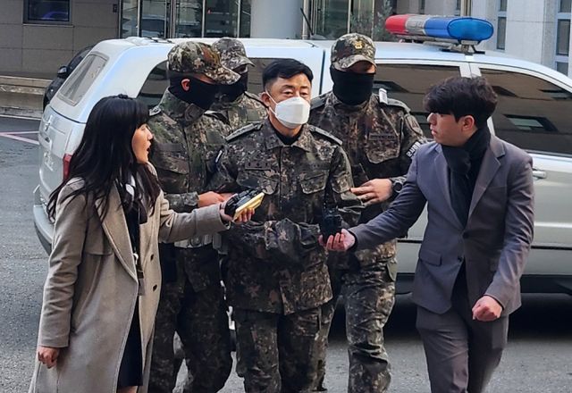 '12.3 비상계엄 사태'를 수사 중인 고위공직자범죄수사처(공수처)가 문상호 전 국군정보사령관의 구속 기한을 연장하고 그의 신병을 곧 군검찰에 이첩할 계획이다. 사진은 지난 20일 서울 용산구 중앙지역군사법원에서 열리는 구속 전 피의자 심문(영장실질심사)에 출석한 문상호 국군정보사령관. /사진=뉴스1