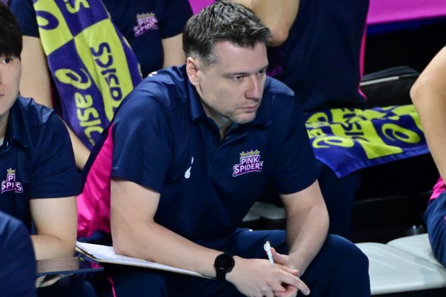 경기 중에 상대 편인 고희진 감독을 조롱한 흥국생명 배구단 수석코치 다니엘레 투리노가 출장 정지와 벌금 징계를 받았다. 사진은 다니엘레 코치의 모습. /사진=뉴시스(한국배구연맹 제공)