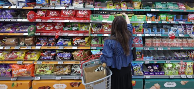 올해 가장 많이 오른 자산이 코코아인 것으로 나타났다. 사진은 한 대형마트에서 고객이 초콜릿 상품을 살펴보는 모습. /사진=뉴시스