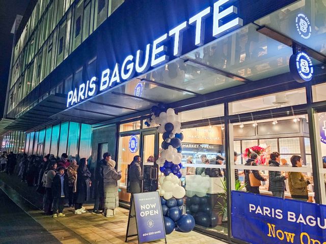 SPC그룹이 캐나다에 파리바게뜨 9호점 '코퀴틀람(Coquitlam)점'과 10호점 '올버니 스트리트(Alberni St.)점'을 열었다고 26일 밝혔다. 사진은 20일(현지시각) 캐나다 밴쿠버에 오픈한 파리바게뜨 코퀴틀람점에 현지 고객들이 길게 줄을 선 모습. /사진=파리바게뜨
