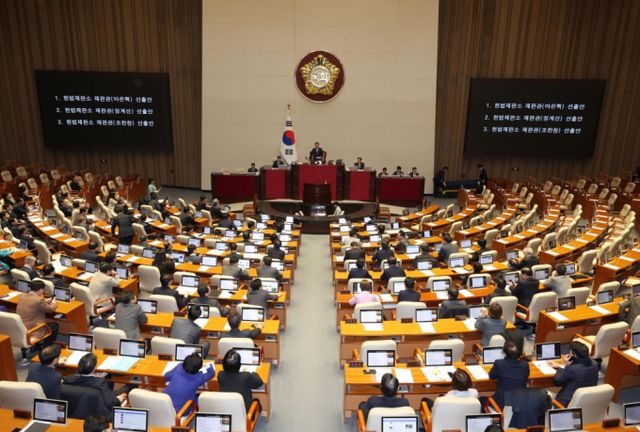 더불어민주당의 주도로 진행된 헌법재판관 후보자 마은혁·정계선·조한창에 대한 선출안이 국회 본회의를 통과했다. 사진은 26일 서울 여의도 국회에서 열린 제420회 국회(임시회) 제1차 본회의에서 마은혁, 정계선, 조한창 헌법재판소 재판관 선출안이 가결된 모습. /사진=뉴시스