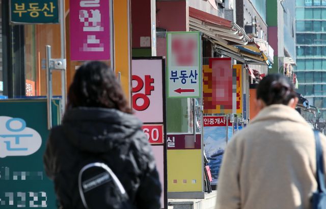 중개사무소 업계에 불황의 그늘의 짙게 깔린 것으로 조사됐다. 사진은 서울시내 한 중개사무소 밀집 지역. /사진=뉴스1