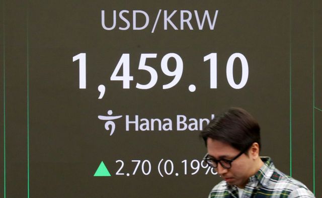 코스피가 전 거래일(2440.52)보다 9.00포인트(0.37%) 상승한 2449.52에 개장한 26일 오전 서울 중구 하나은행 딜링룸 전광판에 지수가 표시되고 있다. /사진=뉴시스