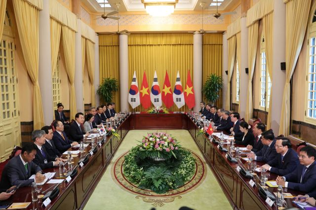 26일 관세청에 따르면 우리나라가 이달 24일 베트남과 '수출입 안전관리 우수업체 상호인정약정'(AEO MRA)를 체결했다. 사진은 지난해 6월 하노이 주석궁에서 열린 '한-베트남 정상회담' 당시 모습 / 사진=대통령실 