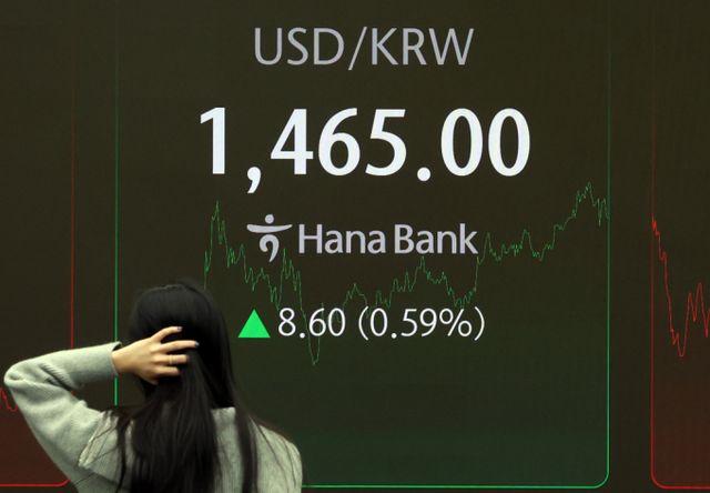  26일 오후 서울 중구 하나은행 본점 딜링룸에 원/달러 환율이 표시되고 있다./사진=뉴시스