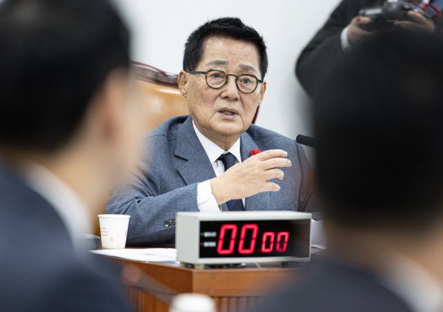 박지원 더불어민주당 의원이 거국내각 총리직을 제안받았으나 거절했다며 윤석열 대통령 측 인사가 아닌 여야에 연이 있는 기업인에게 제안받았다고 주장했다. 사진은 지난 18일 서울 여의도 국회에서 열린 헌법재판관 선출에 관한 인사청문특별위원회에 출석한 박지원 더불어민주당 의원. /사진=뉴스1