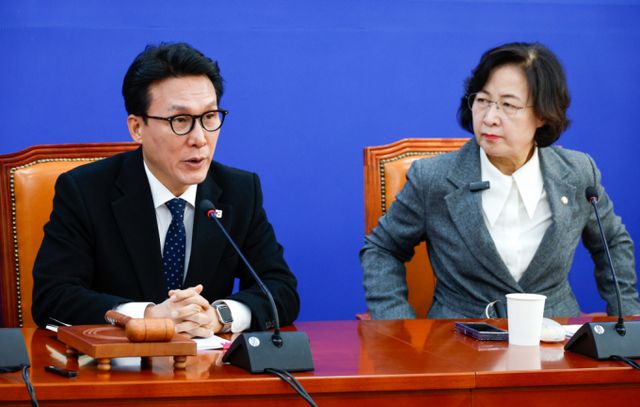 더불어민주당이 12·3 내란사태와 관련해 결정적인 제보를 한 이들의 형을 낮추고 항명한 사람들에게는 포상을 지급하는 내용의 '12·3 윤석열 내란사태의 진상 규명과 재발 방지를 위한 특별법안'을 제정하겠다고 밝혔다. 사진은 26일 김민석 더불어민주당 내란극복·국정안정특위 위원장(왼쪽)과 추미애 내란진상조사단장이 서울 여의도 국회에서 특위 회의를 주재하고 있는 모습. /사진=뉴스1