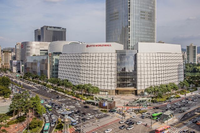 롯데백화점 잠실점이 지난 25일(수)을 기점으로 연매출 3조원을 돌파했다. 잠실점은 더 큰 도약을 위해 2025년 본관의 전면 리뉴얼을 단행하고 2027년까지 연매출 4조원을 목표로 달린다. /사진=롯데백화점