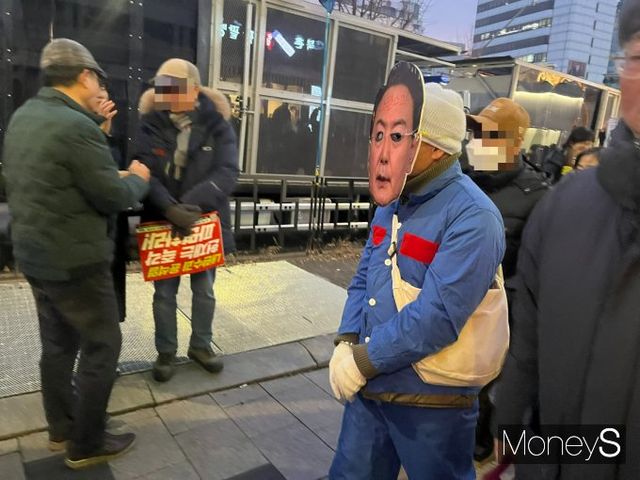 집회에 참여해 윤석열 대통령 코스프레를 하는 시민의 모습/사진=박정은 기자