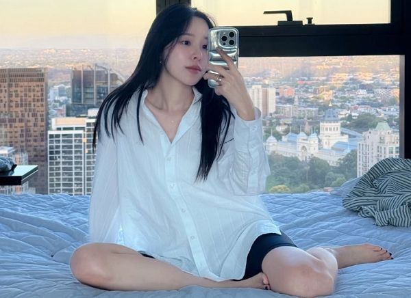 사진은 이솔이가 자신의 인스타그램 계정에 올린 침대 셀카. /사진=이솔이 인스타그램 캡처