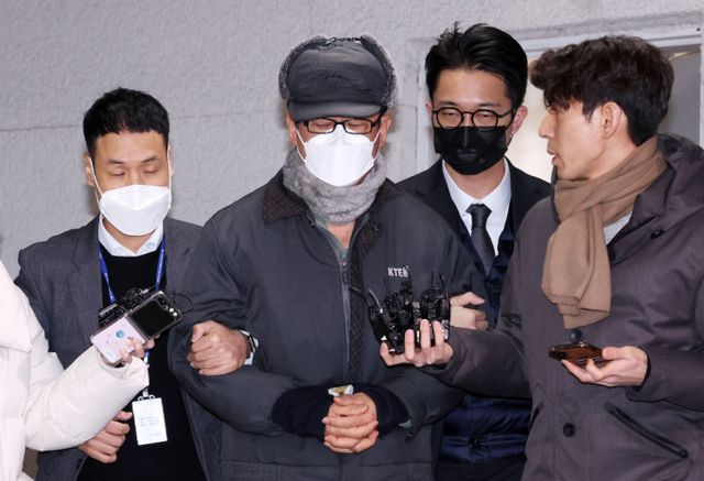 노상원 전 정보사령관과 함께 햄버거 집에서 만남을 가진 구삼회 육군 제2기갑여단장과 방정환 국방부 전작권전환TF장이 직무정지 처분을 받았다. 사진은 24일 서울 은평구서부경찰서에서 검찰로 송치 중인 노상원 전 정보사령관. /사진=뉴스1