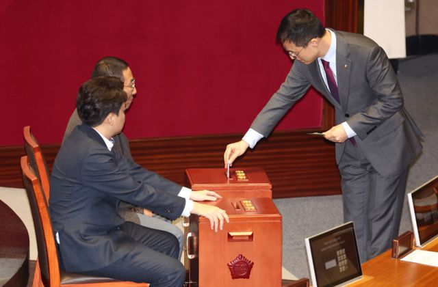 윤석열 대통령에 대한 탄핵에 공개 찬성한 김상욱 국민의힘 의원이 헌법재판관 표결에 참석하지 않을 것이란 당의 의견과 달리 표결에 참석했다. 사진은 26일 서울 여의도 국회에서 열린 제420회국회(임시회) 제1차 본회의에서 '헌법재판소 재판관(마은혁, 정계선, 조한창) 선출안'에 대해 표결을 진행 중인 김상욱 국민의힘 의원의 모습. /사진=뉴시스