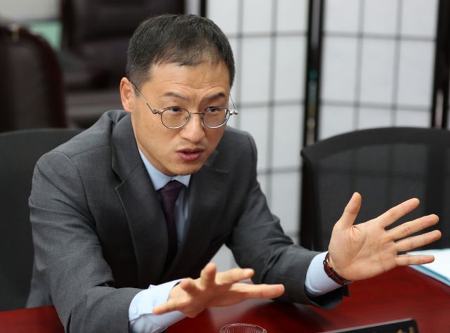 김상욱 국민의힘 의원이 한덕수 대통령 권한대행에 대한 탄핵소추안 표결에 참석 의사를 밝히며 찬반 여부는 고민 중이라고 밝혔다. 사진은 지난17일 인터뷰를 진행한 김상욱 국민의힘 의원의 모습. /사진=머니투데이