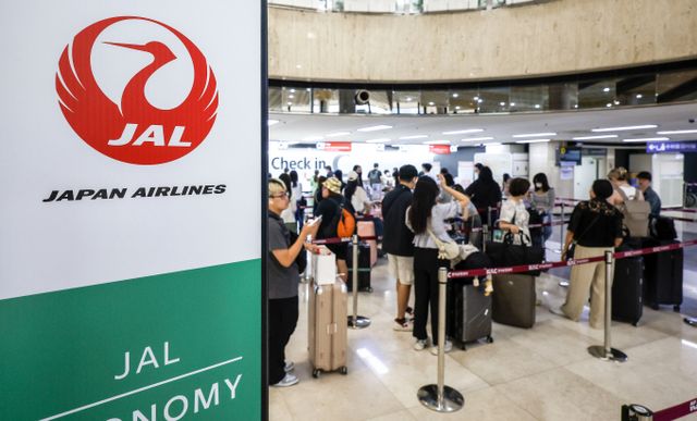 일본항공(JAL)이 사이버공격으로 인해 국내선, 국제선 모두 일부 지연됐다. 사진은 지난 6월21일 서울 강서구 김포국제공항 국제선 출국카운터에서 여행객들이 수속을 위해 줄 선 모습. /사진=뉴시스