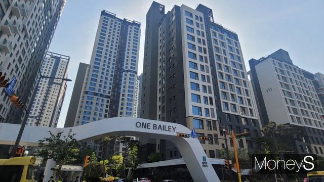 서울 서초구 래미안 원베일리 전용면적 101㎡를 20대가 63억원의 가격을 전액 현금으로 지불했다는 보도가 나왔다. /사진=김창성 기자