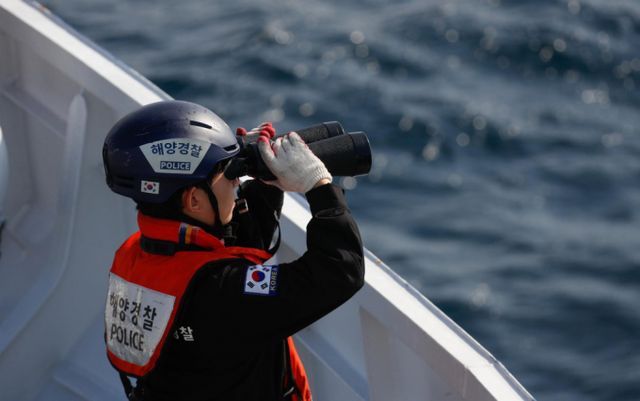 제주 해상에서 침몰한 135금성호 실종 선원 수색 작업이 9명의 실종자를 남긴 채 46일 만에 종료됐다. 사진은 지난달 13일 135금성호 탑승 승객을 찾는 제주양경찰서 소속 해경의 모습. /사진=뉴시스