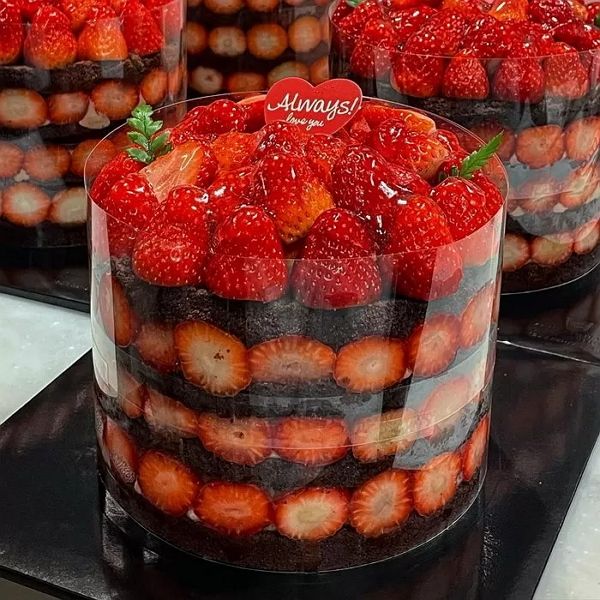 딸기시루 케이크를 대리구매 해준다는 글이 각종 중고거래 플랫폼에서 이어졌다. 사진은 성심당 딸기시루의 모습. /사진=성심당 롯데점 인스타그램 캡처