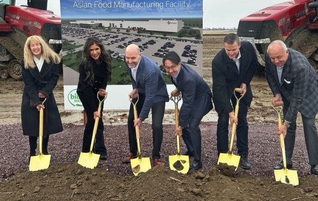 도널드 트럼프 미국 대통령 당선인이 지난달 국토안보부 장관으로 지명한 크리스티 노엄 사우스다코타 주지사와 CJ제일제당의 인연에 업계 안팎의 이목이 쏠린다. CJ제일제당 미국 자회사 슈완스는 올해 11월 사우스다코타주에 생산기지를 착공한 바 있다. 사진은 지난 11월 사우스다코타 공장 착공식에서 시삽하는 모습. 크리스티 노엄(왼쪽 두번째부터) 미국 사우스다코타 주지사, 브라이언 쉬에그 슈완스 대표, 박민석 CJ제일제당 식품사업부문 대표. /사진=CJ제일제당