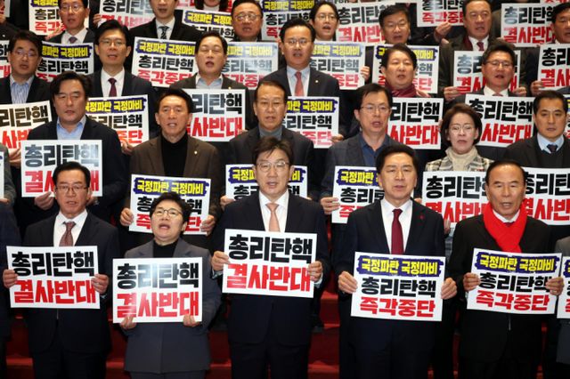 국민의힘이 한덕수 대통령 권한대행 겸 국무총리의 탄핵이 추친되는 것에 대해 "졸속·보복 탄핵"이라고 비판했다. 사진은 권성동 국민의힘 당 대표 권한대행 겸 원내대표가 26일 오후 서울 여의도 국회에서 열린 '민주당의 국정인질 탄핵겁박 규탄대회'에서 구호를 외치는 모습. /사진=뉴시스