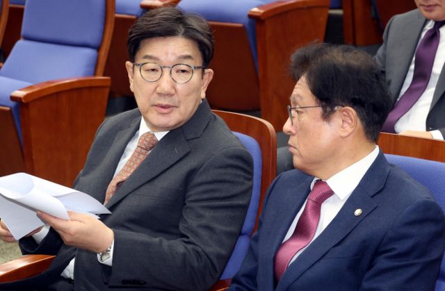 권성동 국민의힘 당대표 권한대행 겸 원내대표가 야당이 추진하는 한덕수 대통령 권한대행 겸 국무총리에 대한 탄핵안을 부결하는 쪽으로 당론을 정했다고 밝혔다. 사진은 27일 서울 여의도 국회에서 열린 의원총회에 참석한 권성동 국민의힘 당대표 권한대행 겸 원내대표(왼쪽)와 박형수 원내수석부대표의 모습. /사진=뉴시스