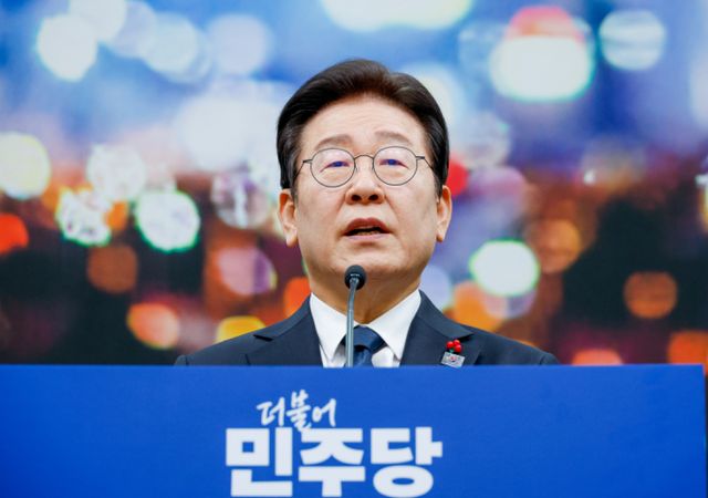 이재명 더불어민주당 대표가 한덕수 대통령 권한대행 겸 국무총리를 반드시 탄핵시키겠다는 입장을 밝혔다. 사진은 27일 서울 여의도 국회에서 내란사태 관련 대국민 성명을 발표하고 있는 이재명 더불어민주당 대표. /사진=뉴스1