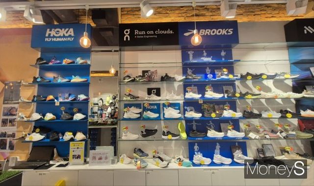 기능성과 편함을 강조한 다른 브랜드에 비해 나이키 러닝화는 불편하다는 의견이 많다. 사진은 지난 20일 서울 신촌의 한 러닝화 매장에 호카, 온러닝, 브룩스 등이 진열된 모습. /사진=홍승주 기자