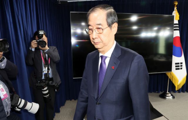 외신이 한덕수 대통령 권한대행 겸 국무총리에 대한 탄핵소추안 표결에 주목하며 한국은 정치·경제적으로 불안한 상태라고 평가했다. 사진은 지난 26일 서울 종로구 정부서울청사에서 열린 긴급대국민담화를 마친 한덕수 대통령 권한대행 겸 국무총리. /사진=뉴스1