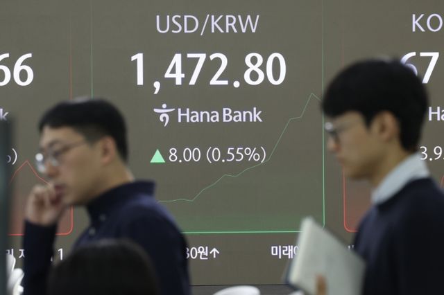  27일 오전 서울 중구 하나은행 딜링룸 전광판에 원/달러 환율이 표시되고 있다. /사진-뉴시스