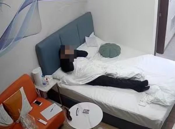 중국에서 '오징어게임'을 모방한 '격리 챌린지'가 사회적 문제로 부각되고 있다. 사진은 눈을 비볐다는 이유로 격리 챌린지에서 탈락한 한 남성의 모습. /사진=더 페이퍼 캡처