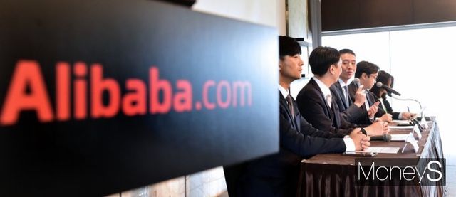 신세계그룹이 지난 26일 알리바바 인터내셔널과 2025년 합작법인(조인트 벤처)을 설립하기로 했다고 발표했다. 알리바바가 신세계그룹과 동맹을 맺으면서 얻게 될 이점에 업계의 이목이 집중된다. 지난 7월 서울 중구 소공동 더 플라자 호텔에서 진행된 알리바바닷컴, 한국중소기업 글로벌 판매 가속화 지원 기자간담회에 앤드류 정 알리바바닷컴 부대표가 참석, 질의에 답하고 있다. /사진=임한별(머니S)