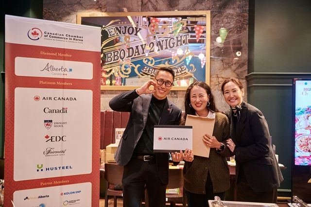 방송인 강주은씨(맨 오른쪽)와 에어캐나다 한국지사장(왼쪽)이 에어캐나다 항공권 경품 추첨을 진행했다. /사진=BBQ