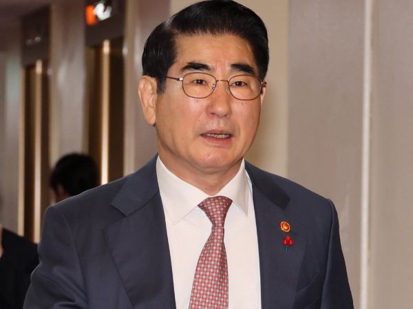 김용현 전 국방부 장관이 구속 상태로 재판에 넘겨졌다. 사진은 김용현 전 국방부 장관이 3일 오전 서울 종로구 정부서울청사에서 세종-서울 영상으로 열린 국무회의에 참석하고 있는 모습. /사진=뉴시스