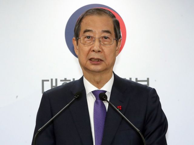 한덕수 대통령 권한대행 국무총리에 대한 탄핵소추안이 국회에서 통과됐다. 사진은 한덕수 대통령 권한대행 국무총리가 26일 서울 종로구 정부서울청사에서 긴급 대국민담화를 발표하는 모습. /사진=뉴스1