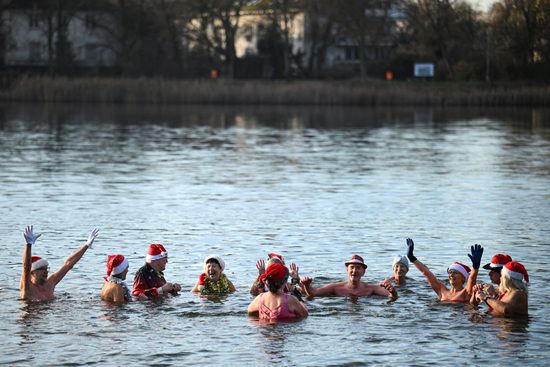 25일(현지시각) 독일 베를린의 전통 크리스마스 수영 행사 동안 오랑제 호수에서 수영을 하고 있다. /사진=로이터/
