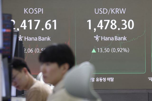 27일 오전 서울 중구 하나은행 딜링룸 전광판에 원·달러 환율이 표시되고 있다./사진=뉴시스 김명년 기자 