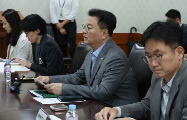 방기선 국무조정실장이 지난 7월8일 서울 종로구 정부서울청사에서 열린 보이스피싱·불법사금융 척결 합동TF 회의에 참석해 발언하고 있는 모습. /사진=뉴시스