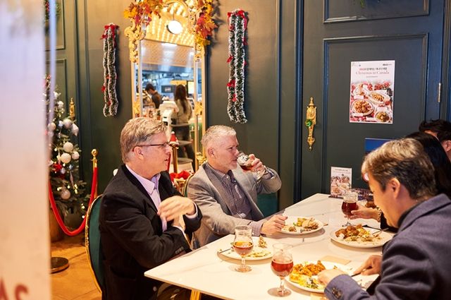 주한캐나다대사관 소속 참사관들이 BBQ빌리지 송리단길점에서 '크리스마스 인 캐나다' 특별 메뉴와 함께 홀리데이 시즌을 즐기고 있다. /사진=BBQ