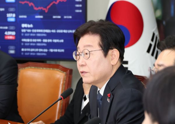 이재명 더불어민주당 대표가 한덕수 대통령 권한대행 겸 국무총리를 향해 "내란 비호 세력의 탄핵 방해로 민생경제가 바닥으로 추락 중"이라고 지적했다. 사진은 27일 서울 여의도 국회에서 열린 최고위원회의에서 발언하고 있는 이 대표의 모습. /사진=뉴시스