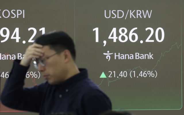  원·달러 환율이 1480원을 넘어섰다. 미국발 세계금융위기였던 2009년 3월 16일(1488.0원) 이후 15년 9개월 만에 최고치다. 27일 오전 서울 중구 하나은행 딜링룸 전광판에 원·달러 환율이 표시되고 있다./사진-뉴시스