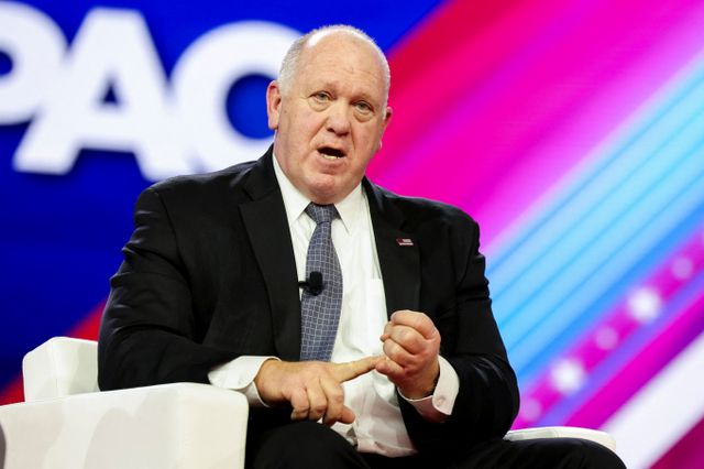 도널드 트럼프 집권 2기의 '국경 차르'로 지명된 톰 호먼 전 이민세관단속국(ICE) 국장 대행이 미국에서 태어난 아이가 있더라도 부모가 불법 이민자라면 가족 수용시설에 구금하겠다고 밝혔다. 도널드 트럼프 집권 2기 '국경 차르'로 지명된 톰 호먼 전 이민세관단속국(ICE) 국장 대행의 모습./사진=로이터