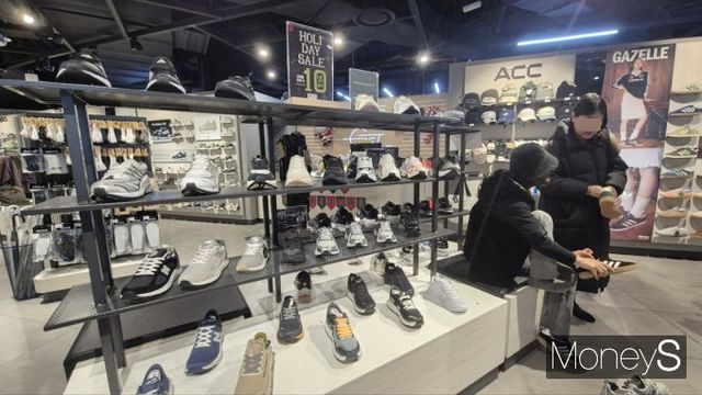 러닝에 대한 관심이 커지며 러닝화 수요가 늘었지만 나이키는 시장에서 고전하고 있다. 지난 20일 서울의 한 백화점 스포츠 매장에서 시민들이 운동화를 고르고 있다. /사진=홍승주 기자
