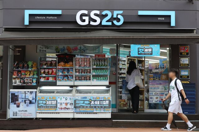  국내 편의점 사업이 포화 상태에 도달했다는 분석이 나오는 가운데 GS리테일이 우리동네GS 앱을 신성장 동력으로 삼고 온오프라인 연계 강화에 나선다./사진=뉴시스