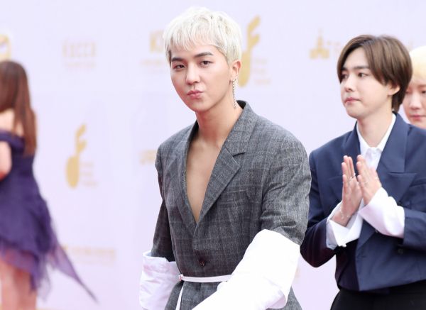  대인기피증 등 정신질환으로 대체 복무한 아이돌 그룹 위너 멤버 송민호가 지난해 여름 강원 양양과 고성에서 열린 파티에 참석한 것이 확인됐다. 사진은 송민호가 '2017 Korea Music Festival' 레드카펫 행사에 참석한 모습. /사진=머니투데이